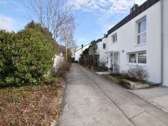 Großzügiges Reihenmittelhaus mit charmanten Südgarten in Waldrandlage