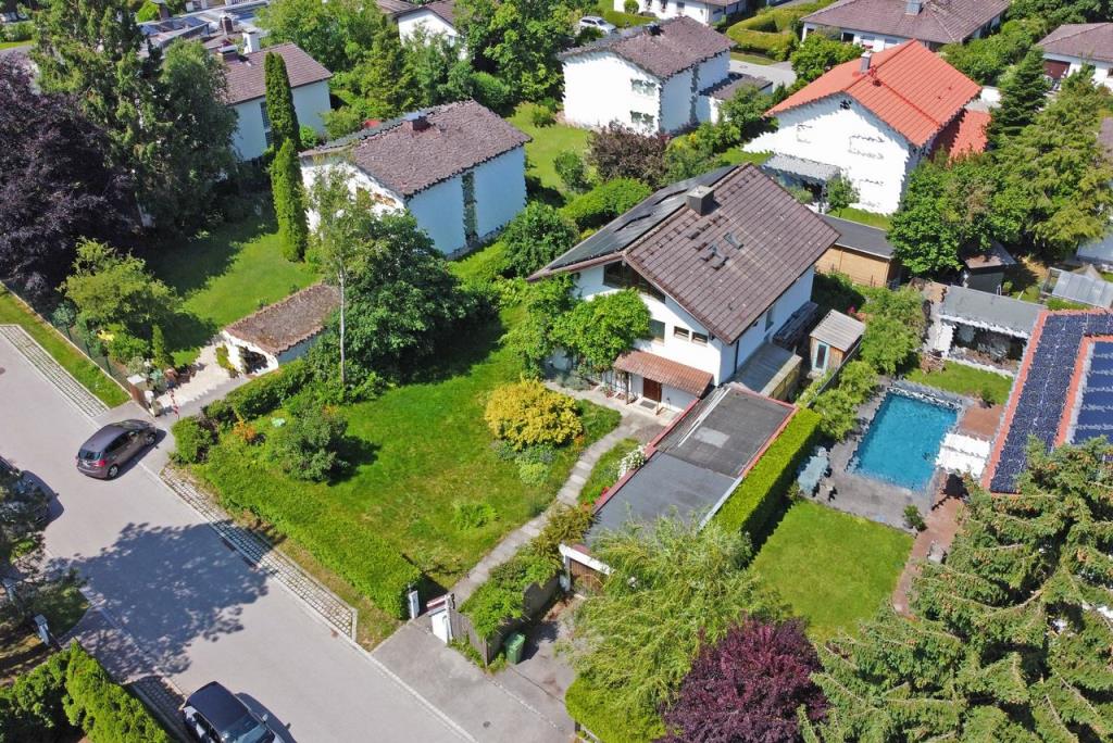 Familienidylle mit Pool – Großes Einfamilienhaus in Deisenhofen