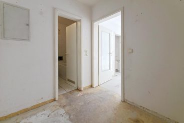 Sanierungsbedürftige, großzügig geschnittene 1-Zimmer-Wohnung