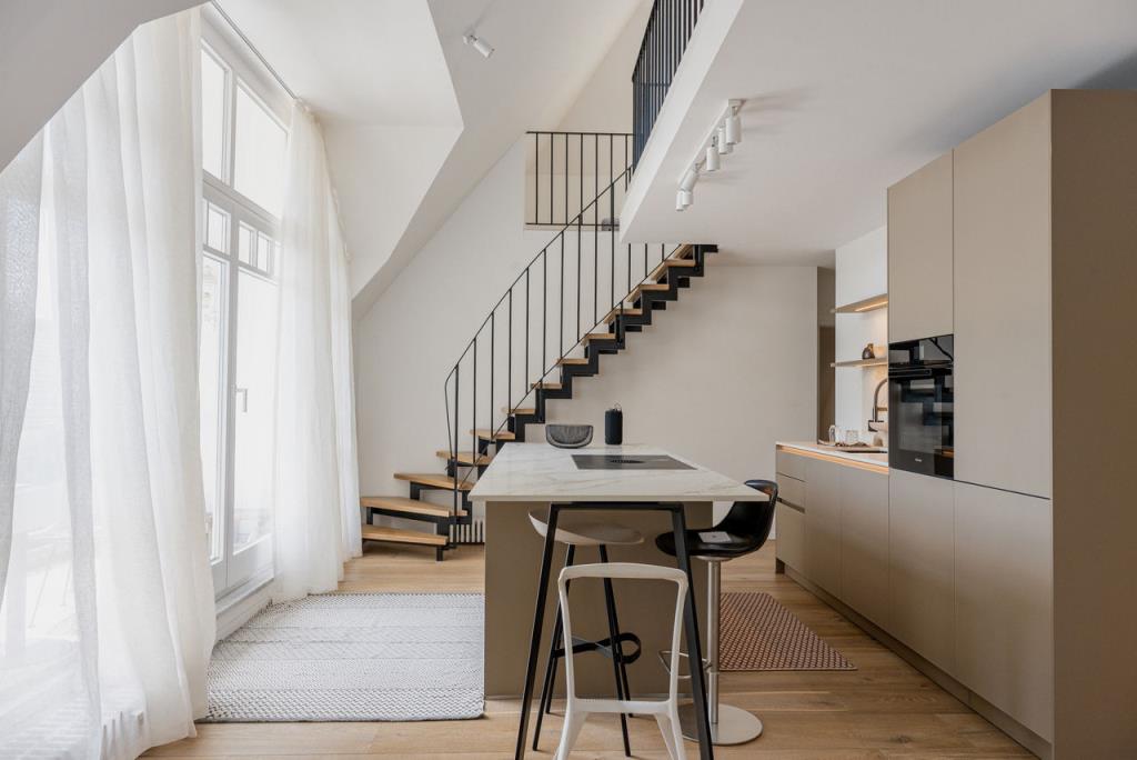 Einziehen und Wohlfühlen! Vollmöblierte, moderne Galeriewohnung in Obermenzing