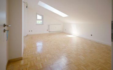 Attraktive Maisonettewohnung mit Westbalkon & Dachboden in München – Allach