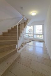 Sanierungsbedürftige, großzügig geschnittene 1-Zimmer-Wohnung
